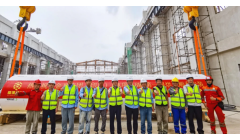 印尼金光集团IKK纸业BM3纸厂项目首根烘缸一次吊装成功