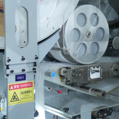 全自动全伺服成人纸尿裤设备高速生产线 厂家直销成人拉拉裤机器图4