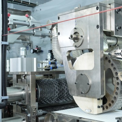 全自动全伺服成人纸尿裤设备高速生产线 厂家直销成人拉拉裤机器图5